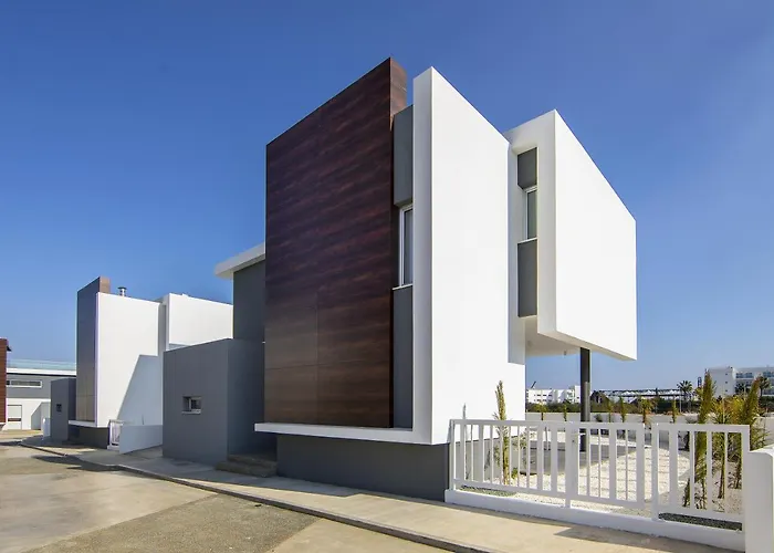 Protaras Olivia Pearl